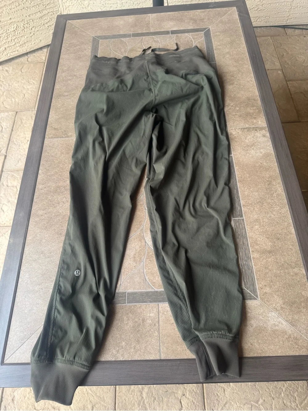 Used in Excellent condition. Used SZ 8 Lululemon Dance Studio Mid-Rise Jogger Da